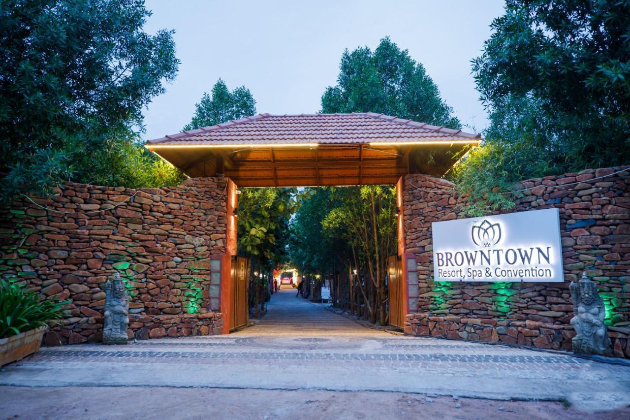Brown Town Resort & Spa Hyderabad Exterior foto
